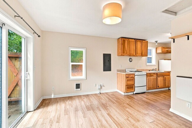Building Photo - Quiet studio for rent