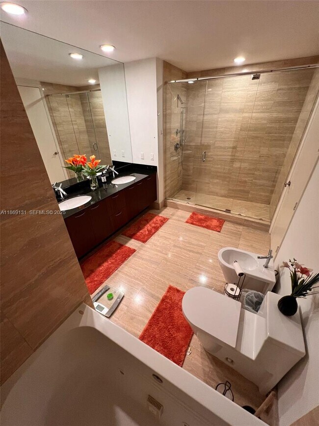 Building Photo - 15811 Collins Ave