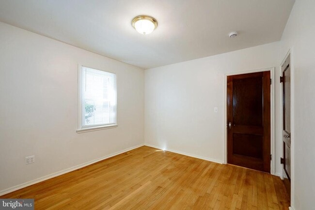 Building Photo - 4851 Crescent St