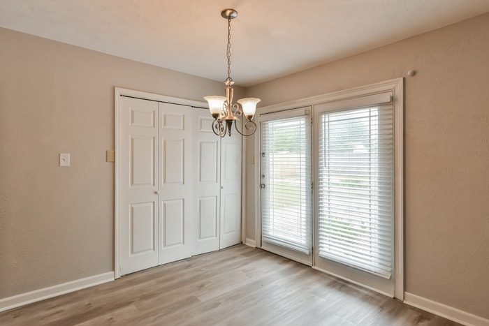 Building Photo - 7024 Greenview Cir S