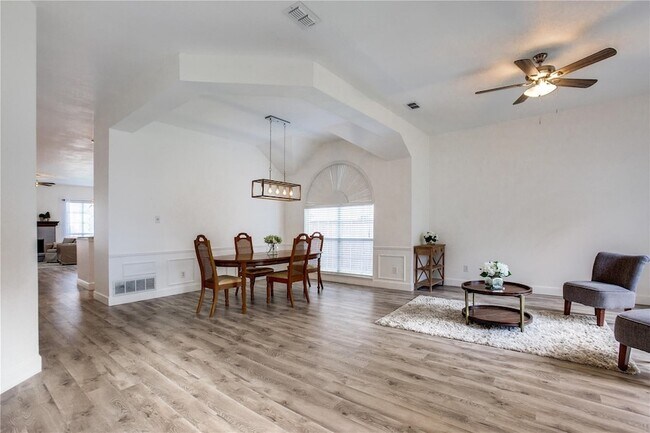 Building Photo - 3306 Ashleaf Dr