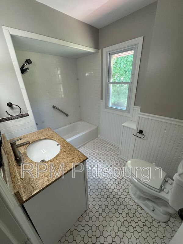Building Photo - 105 N Meadowcroft Ave