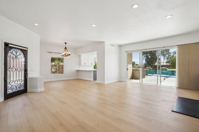 Building Photo - 48 Oak Tree Dr