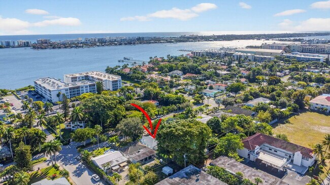 Building Photo - 1511 S Palmway