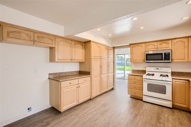 Building Photo - 3 Bedroom 2 Bath Single story Carlsbad hom...