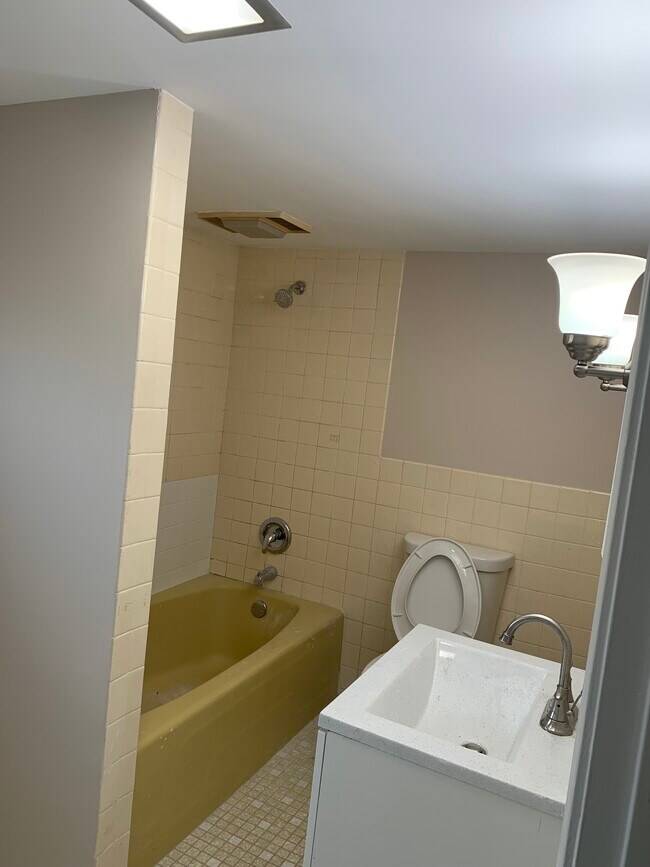 Bathroom - 5015 Crain St