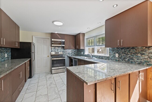 Building Photo - 67 Hicock Dr