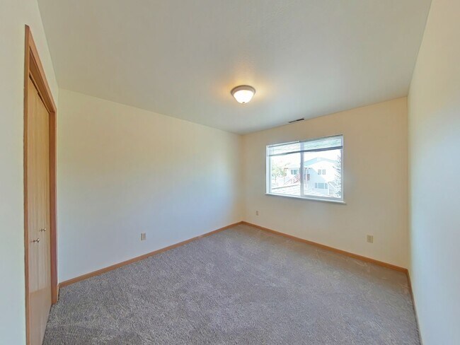 Building Photo - Townhouse-style End unit 3BD, 1.5 BA with attached garage