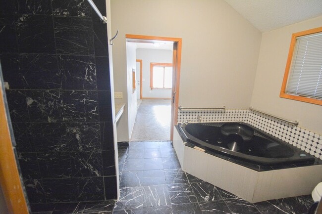 Building Photo - Rent Special!  2 Bed, 1 Bath Home Near Mayo Clinic