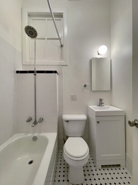 Building Photo - 2716 W North Ave