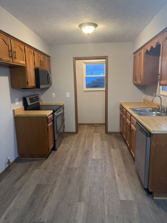 Building Photo - 3 Bedroom Home with large fenced in backyard