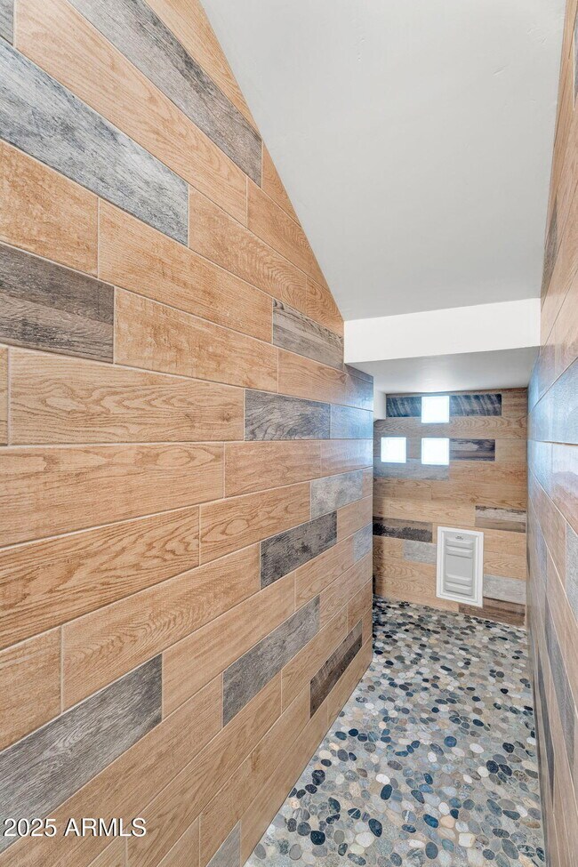 Building Photo - 4901 E Amelia Ave