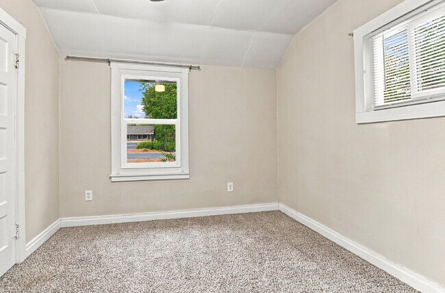 Building Photo - $1,595.95 with $250 Cleaning Voucher, 1 Bed - 1 Bath, Single Family Home in Aurora with Private a...