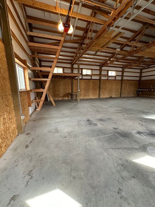 Building Photo - RARE FIND!! Country living with big shop o...