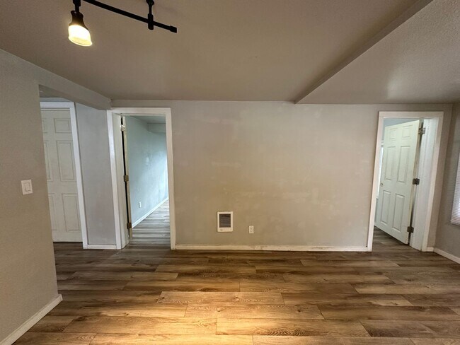 Building Photo - 1010 E 8th St