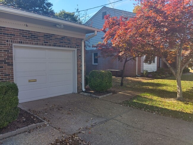 Building Photo - 13 Bosch Ln