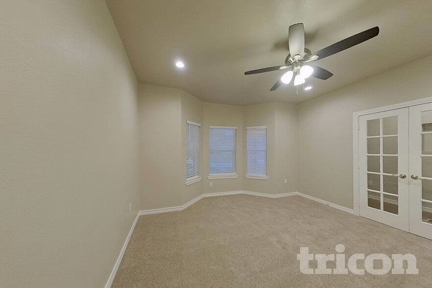 Building Photo - 4825 Freeport Dr