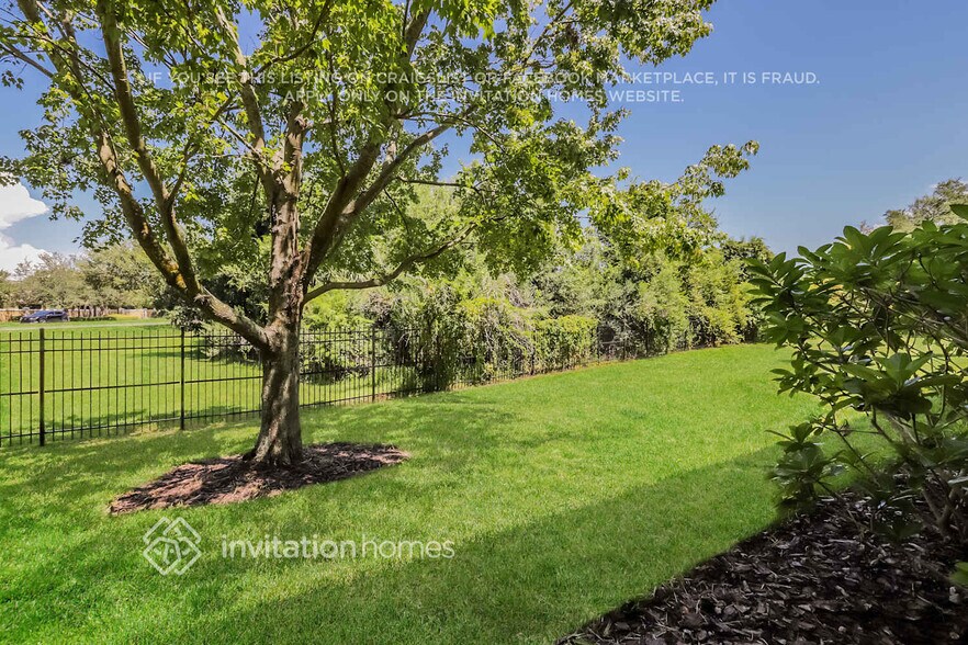 Building Photo - 2561 Lexington Oak Dr