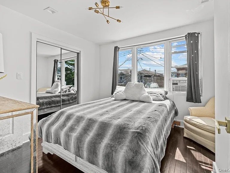 Building Photo - 916 Clarence Ave