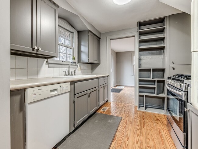 Building Photo - Charming 2bed/1.5 bath minutes from Plaza in Aurora Neighborhood - Appliances, Garage + Storm She...