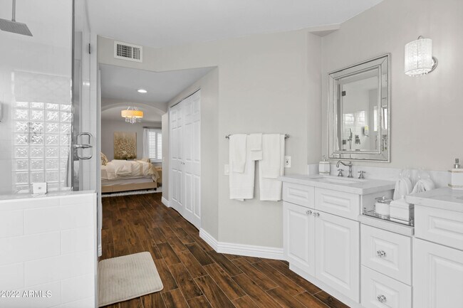 Building Photo - 5916 E Sandra Terrace
