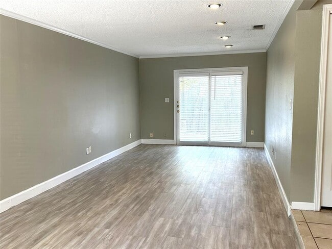 Building Photo - 1104 Kinney Ave