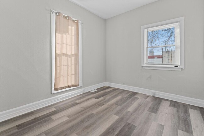 Building Photo - 111 S Vine St