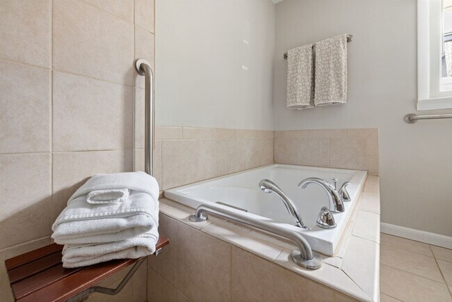 Building Photo - 500 Oak Ave