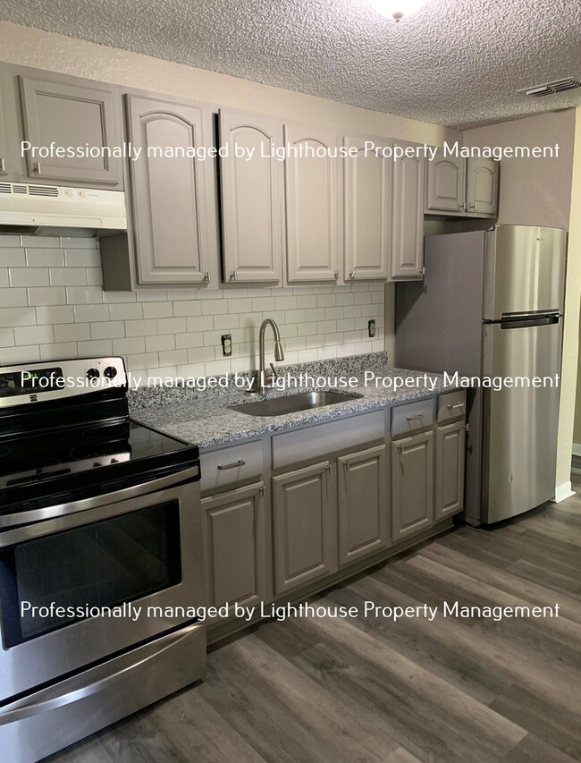 Building Photo - Just Renovated! 3/1.5 in Sherwood Forest!