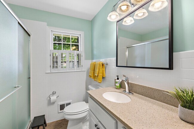 Building Photo - Fully Furnished Home, Short Term Leases Op...