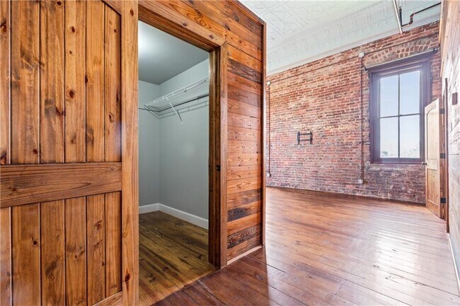 Building Photo - 558 St Francis St