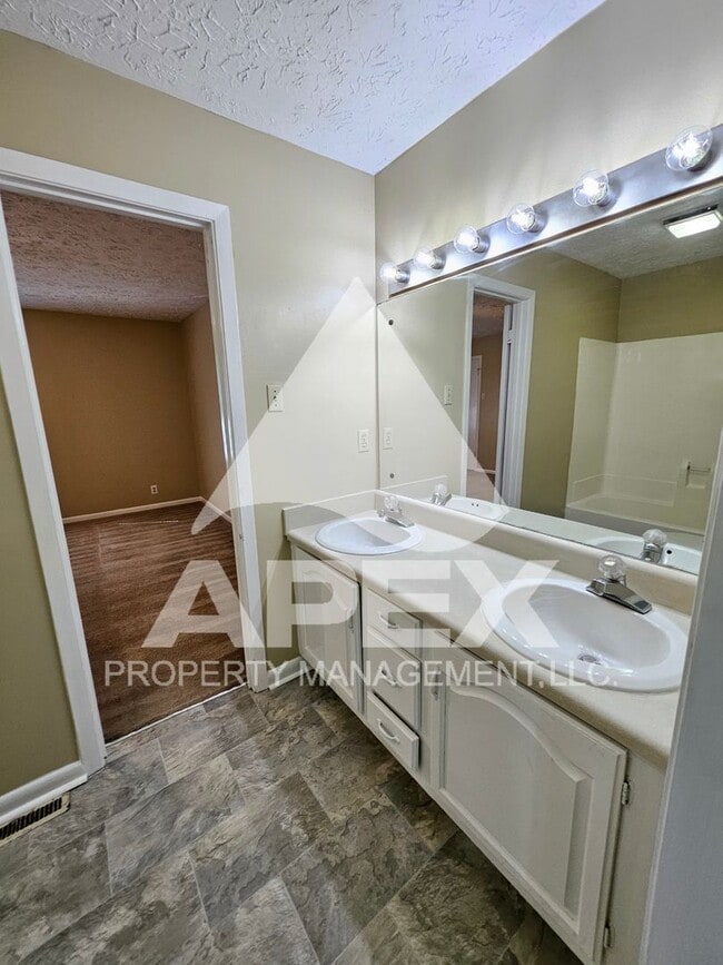 Building Photo - Spacious 2-Bdrm 1.5 Ba Townhouse style Condo in West Knoxville! End Unit!