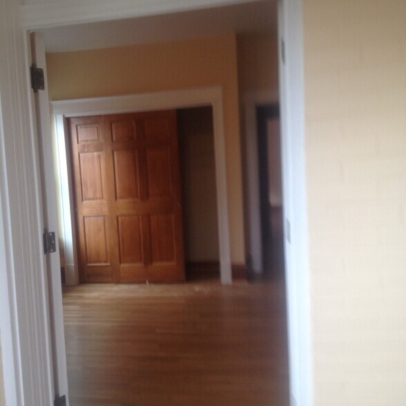 Bedroom 3 (pic 1) closet - 6042 Pershing Ave