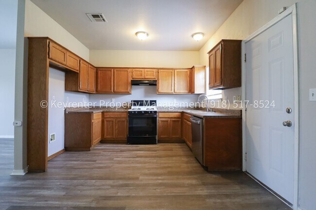 Building Photo - 3 Bed | 1.5 Bath in Central Tulsa!