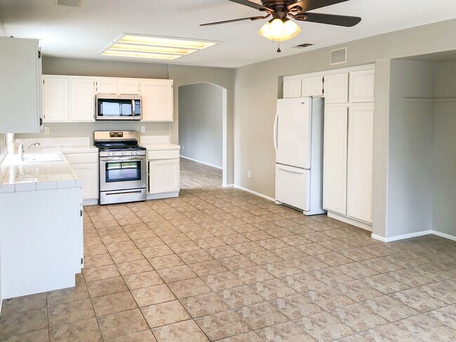 Building Photo - 3 Bedroom Home in the Desirable Paloma Del...