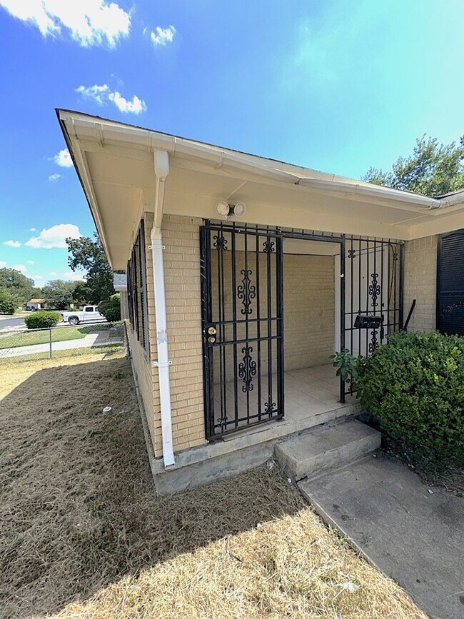 Building Photo - NEW IN MANAGEMENT - AVAILABLE NOW! $100 OFF MOVE IN SPECIAL