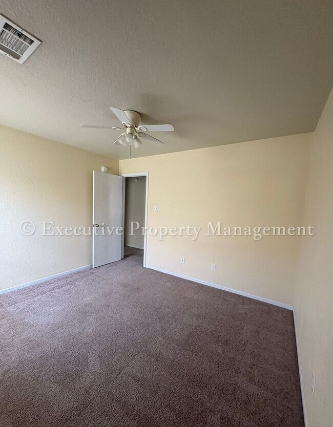 Building Photo - 208 Janelle Dr
