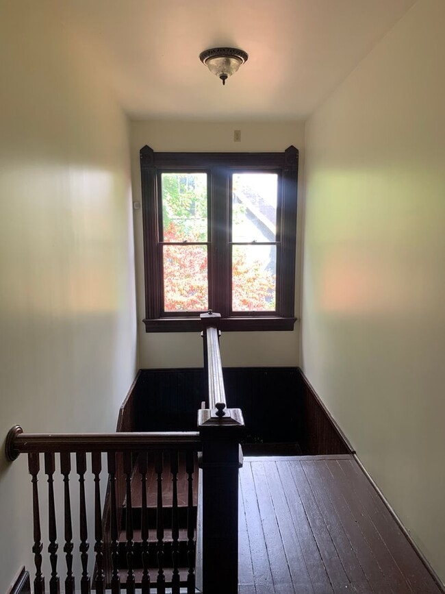 Building Photo - Spacious Victorian Home