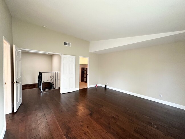 Building Photo - Spacious Townhome with Inviting Large Pati...