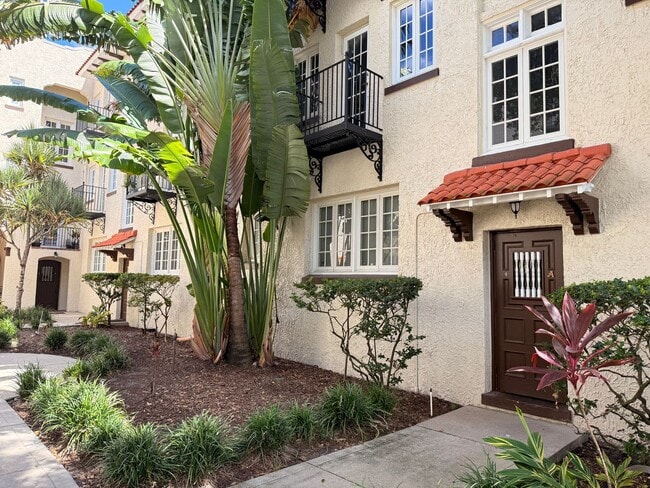 Building Photo - One Bedroom / One Bath Condo