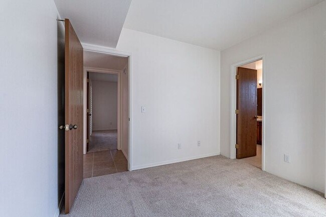 Building Photo - Move-In Ready 2-Bed Tucson Home with Natur...