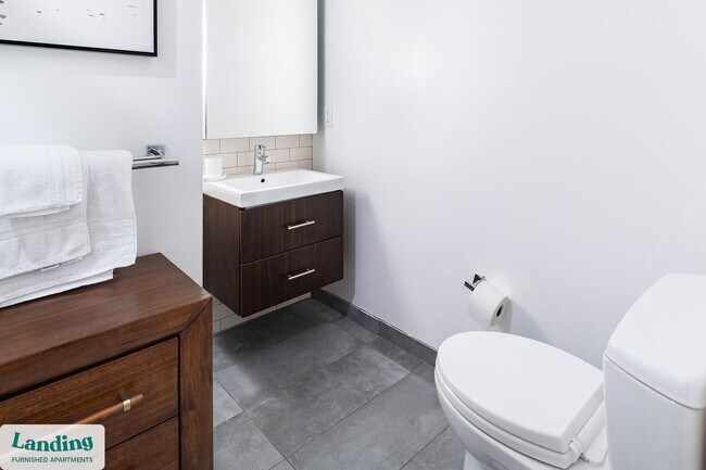 Building Photo - 933 McGee St