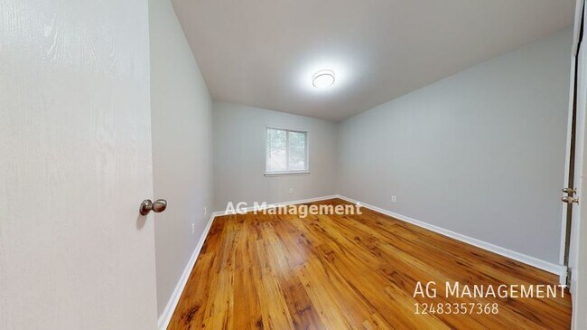 Building Photo - 18530 E 14 Mile Rd #1 - Gorgeous 2Bed/1Bat...