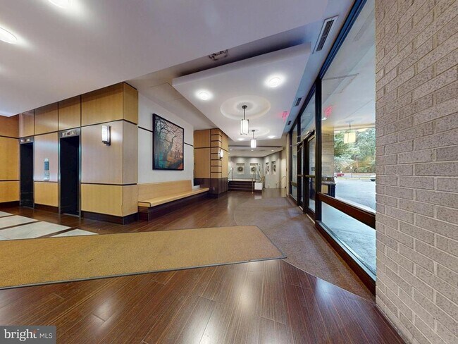 Building Photo - 307 Yoakum Pkwy