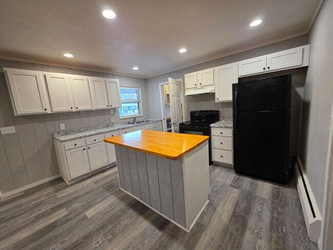 Building Photo - 1353 W Grand Ave