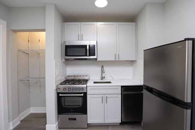 Building Photo - 545 W Belmont Ave