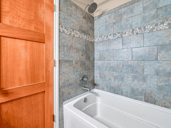 Building Photo - Fully Furnished Newly Remodeled Condo Downtown