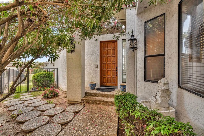 Building Photo - 5640 Edgeview Dr