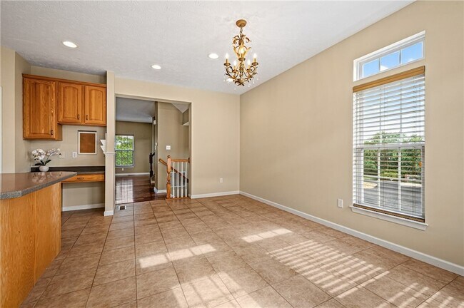 Building Photo - 208 Village Pl