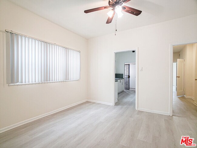 Building Photo - 336 S Wilton Pl